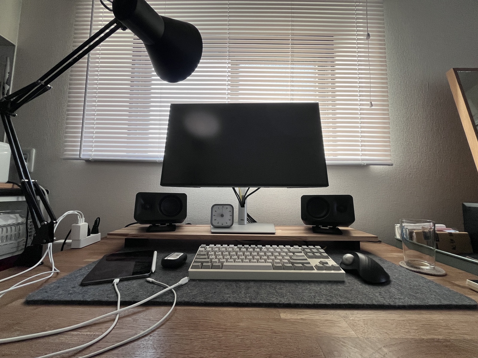 PCスピーカーを置いたデスク